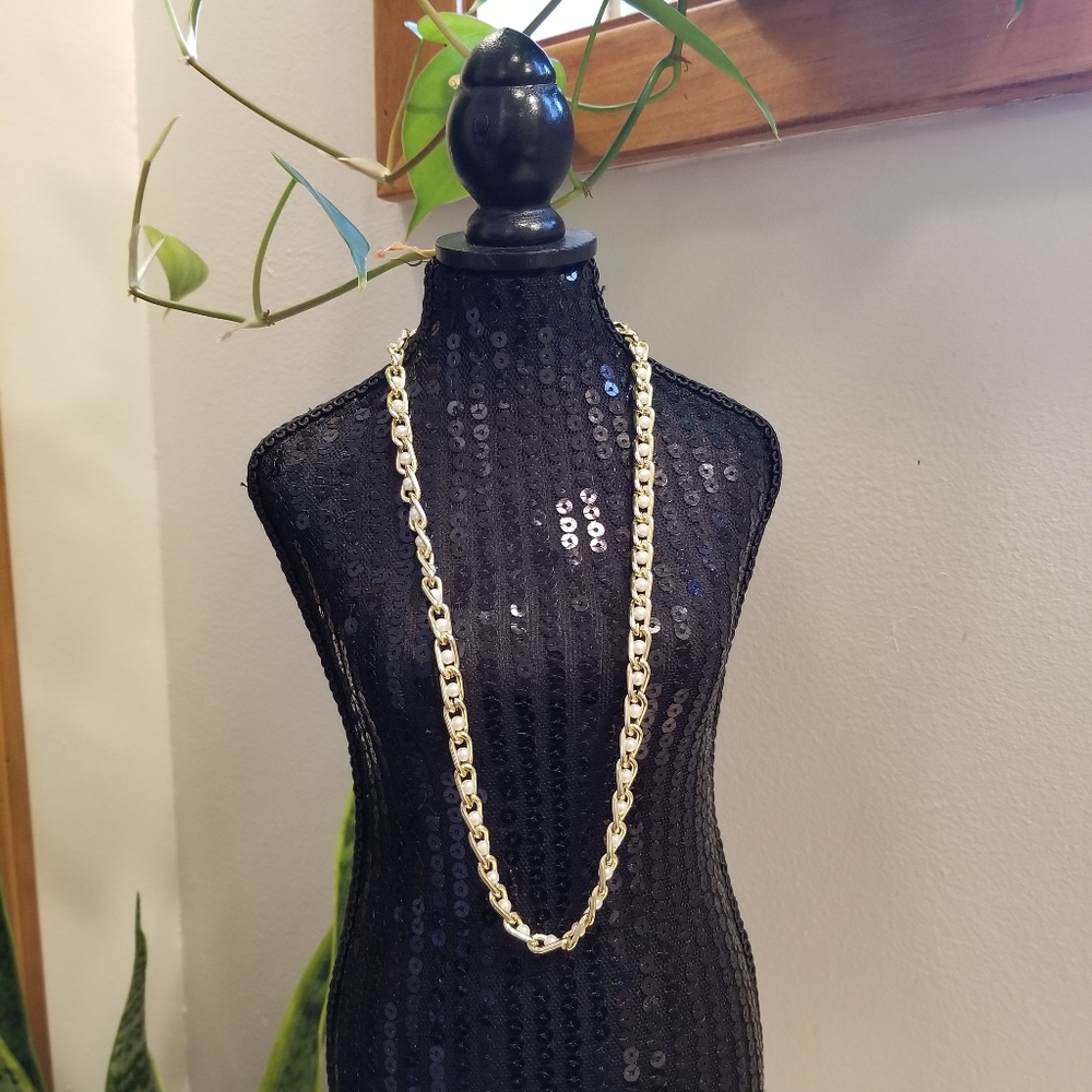 Women goldtone chain necklace with small white pearl